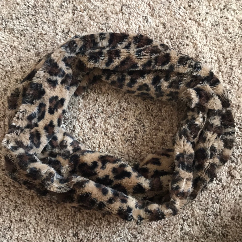 Leopard Infinity Scarf - Picture 2 of 3
